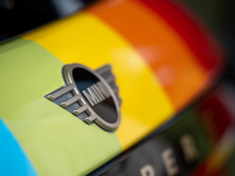 Détail MINI avec inscription MINI sur l’arc-en-ciel Détail MINI avec inscription MINI sur l’arc-en-ciel